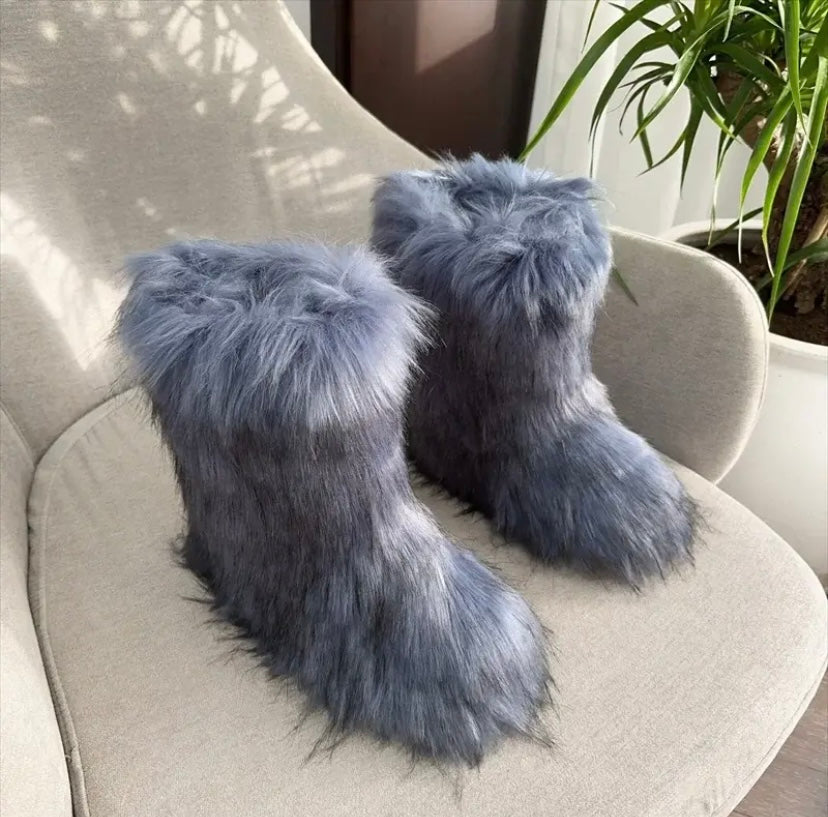 “Raccoon” fur boots
