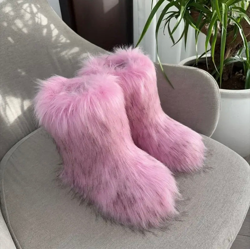 “Raccoon” fur boots