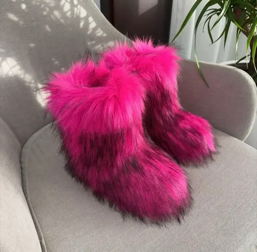 “Raccoon” fur boots